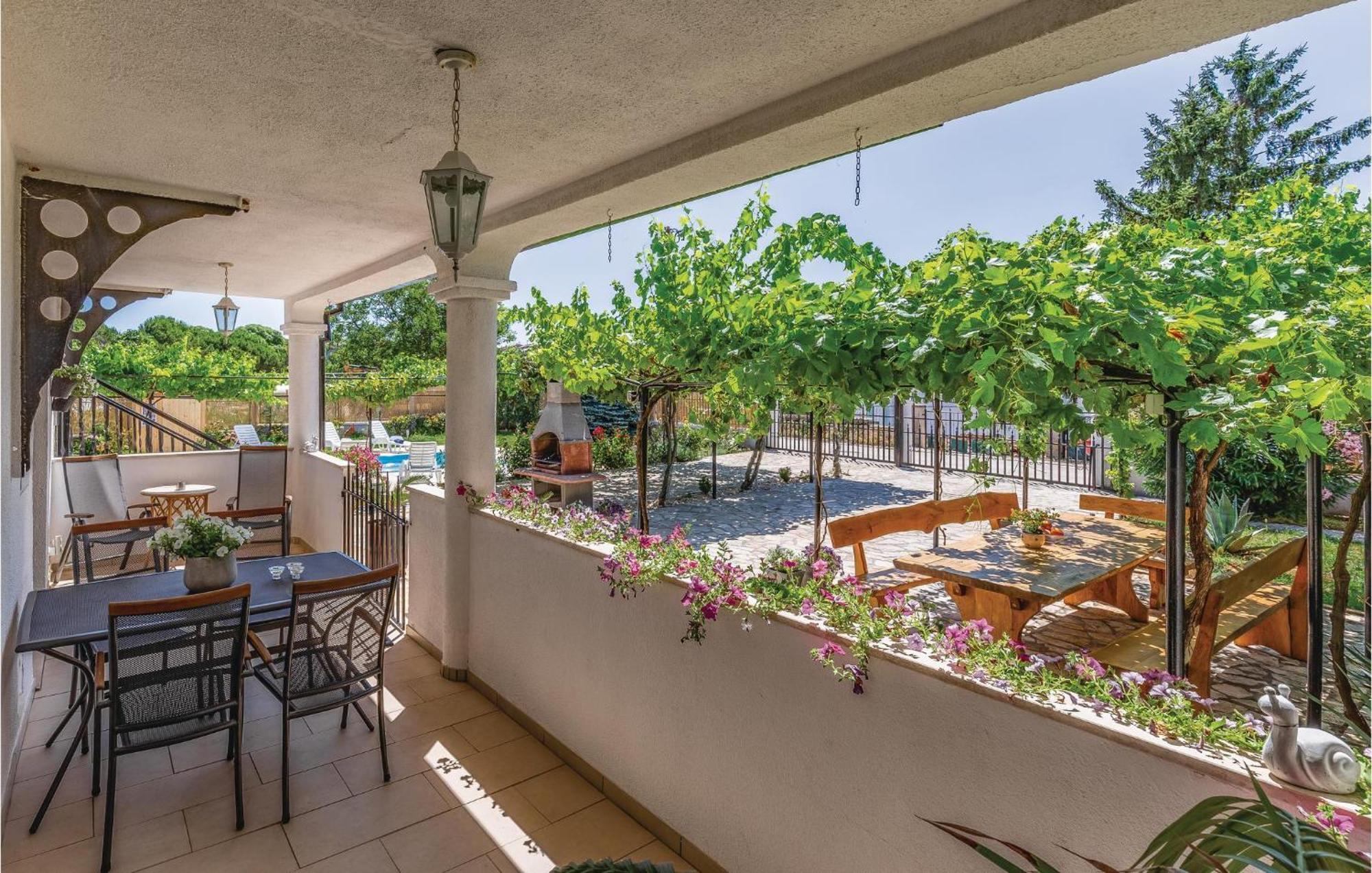 Gorgeous Apartment In Pula With Kitchen Ngoại thất bức ảnh